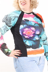 חולצה חדשה בפרינט צבעוני- M